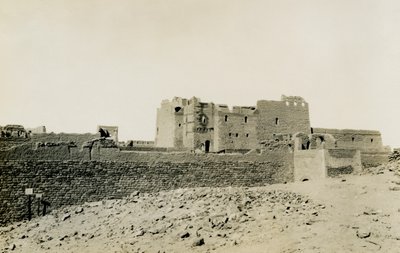 Klasztor św. Symeona, widziany z zewnątrz od wschodu, Asuan, Egipt, zdjęcie Ugo Monneret de Villard autorstwa Ugo Monneret de Villard