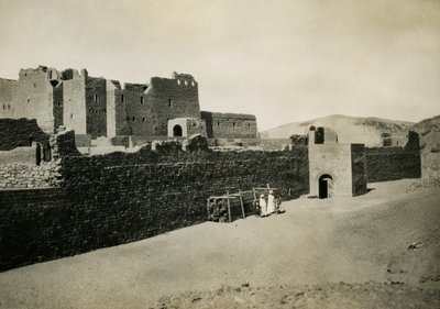 Klasztor św. Symeona, wschodnia ściana widziana z zewnątrz, Asuan, Egipt, zdjęcie Ugo Monneret de Villard autorstwa Ugo Monneret de Villard