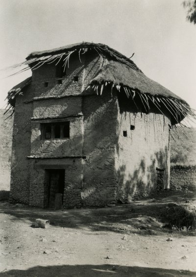 Kwadratowa chata z dachem krytym strzechą, Aksum, Etiopia, zdjęcie Ugo Monneret de Villard autorstwa Ugo Monneret de Villard