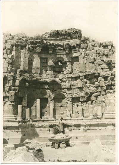 Nimfaeum, grecko-rzymskie miasto Gerasa (dziś Jerash), zdjęcie autorstwa Ugo Monneret de Villard, ok. 1930 r. autorstwa Ugo Monneret de Villard