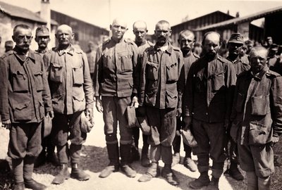 Więźniowie austriaccy w Bagnaria Arsa, Udine, Włochy, 04/1916 (zdjęcie czarno-białe) autorstwa Ugo Ojetti