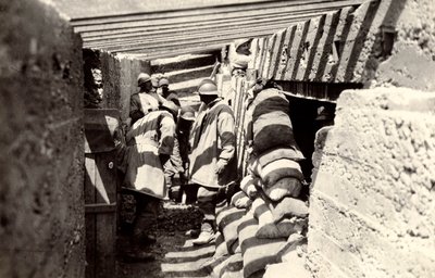Nowe okopy włoskie po wkroczeniu na terytorium Austrii na przedmieściach Selz, podczas I wojny światowej, 04-07/1916 (zdjęcie czarno-białe) autorstwa Ugo Ojetti