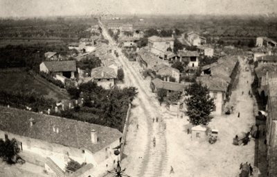 Panoramiczne ujęcie miasta Rzymian, wykonane z dzwonnicy kościoła podczas I wojny światowej (zdjęcie czarno-białe) autorstwa Ugo Ojetti