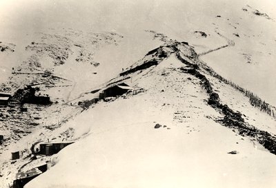 Okopy i ogrodzenia na zboczach Monte Nero podczas I wojny światowej (zdjęcie czarno-białe) autorstwa Ugo Ojetti