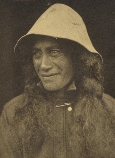 Portret, Tauranga, ok. 1930 (srebrny odbitka żelatynowa) autorstwa Una Garlick