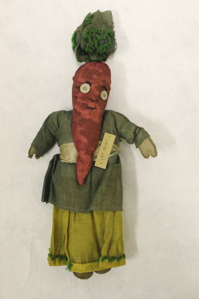 Szmaciana lalka Lady Carrot, głowa w kształcie marchewki autorstwa Una Maw