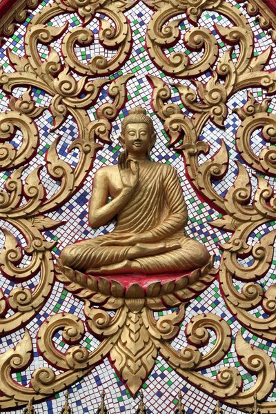 20151102, Vang Vieng, Laos : Drzwi wejściowe ozdobione złotymi płaskorzeźbami. Nauczający Budda przedstawia szczególny moment z życia Buddy, a mianowicie pierwsze kazanie wygłoszone przez Buddę po osiągnięciu Oświecenia autorstwa Unbekannt