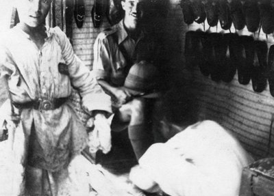 Brytyjski oficer w sklepie obuwniczym, Bagdad, Mezopotamia, I wojna światowa, 1918 r. autorstwa Unbekannt