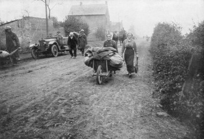 Brytyjski żołnierz pomagający kobiecie wrócić do jej wioski, Francja, 1918 r. autorstwa Unbekannt