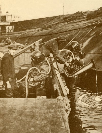 Nurek z eufonium i mieczami od niemieckiego cesarza zatopionego w Scapa, ok. 1930. autorstwa Unbekannt