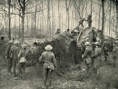 Okręt lądowy wnoszący pod kamuflażem niemiecką armatę morską 5,9, 1919. autorstwa Unbekannt