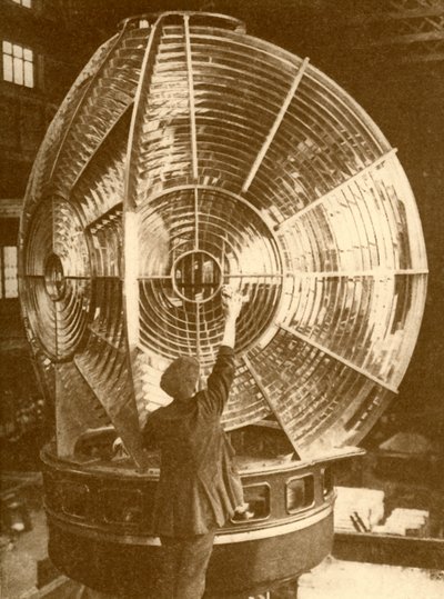 Latarnia morska z grupowymi błyskającymi soczewkami, ok. 1930. autorstwa Unbekannt