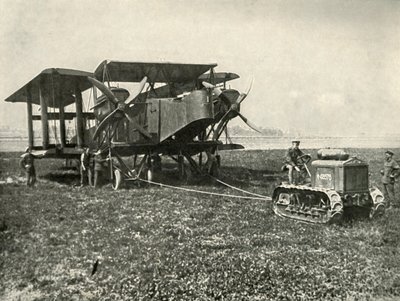 Mały traktor silnikowy z ogromnym R.A.F. Bombardowanie maszyny na pozycję..., 1919. autorstwa Unbekannt