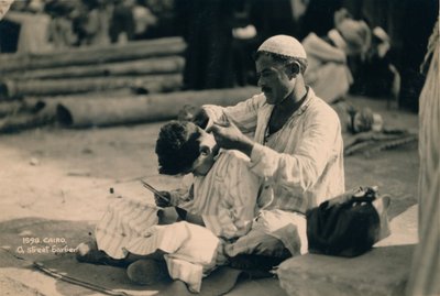 Fryzjer uliczny, Kair, Egipt, 1936 autorstwa Unbekannt