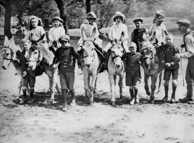 Przejażdżka na osiołku w święto na Hampstead Heath, Londyn, 1926-1927 autorstwa Unbekannt