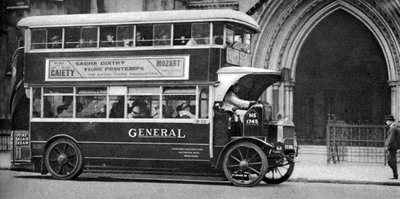 Piętrowy autobus stojący przed sądami, Londyn, 1926-1927 autorstwa Unbekannt