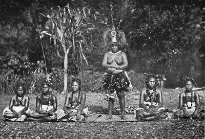 Grupa samoańskich tańczących kobiet w pełnych strojach, 1902 autorstwa Unbekannt