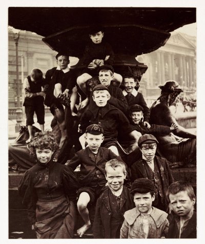 Grupa dzieci przed fontanną Steble w Liverpoolu, zrobiona przez nieznanego fotografa około 1905 r. autorstwa Unbekannt