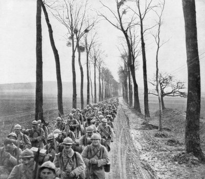 Pułk piechoty francuskiej idący na front, Francja, 30 marca 1918 r. autorstwa Unbekannt