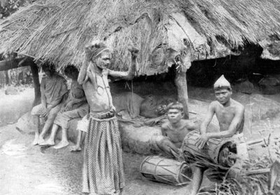 Czarownik wyrzucający ducha choremu człowiekowi w południowych Indiach, 1926 r autorstwa Unbekannt