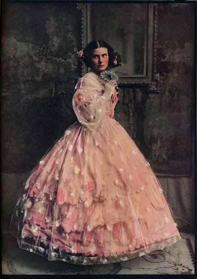 Suknia balowa z trzema falbankami z różowego jedwabiu, z obszyciem z białej gazy w kwiaty, 1850-60, c1913 autorstwa Unbekannt