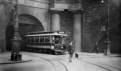 Tramwaj kursujący pod Kingsway, Aldwych i Somerset House, Londyn, 1926-1927 autorstwa Unbekannt