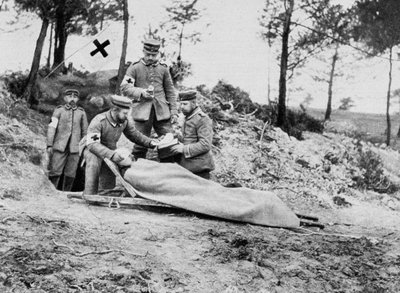 Ranny żołnierz niemiecki na punkcie opatrunkowym, I wojna światowa, 1915 autorstwa Unbekannt