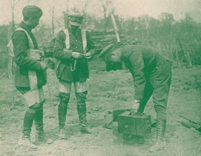 Fotografowie powietrzni naprawiający uprzęże spadochronowe przed wykonaniem lotu, c1917 1919 autorstwa Unbekannt