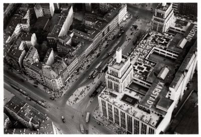 Widok z lotu ptaka na Hermannplatz, Berlin Neukoelln, Niemcy, z Zeppelina, c1931 1933 autorstwa Unbekannt