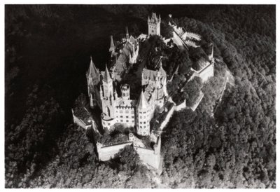 Widok z lotu ptaka na zamek Hohenzollern, Badenia-Wirtembergia, Niemcy, z Zeppelina, c1931 1933 autorstwa Unbekannt