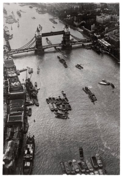 Widok z lotu ptaka na Tower Bridge w Londynie z Zeppelina, 1931 1933 autorstwa Unbekannt