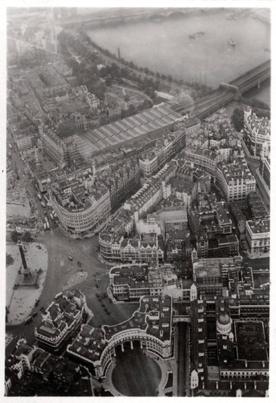 Widok z lotu ptaka na Trafalgar Square w Londynie z Zeppelina, 1931 1933 autorstwa Unbekannt