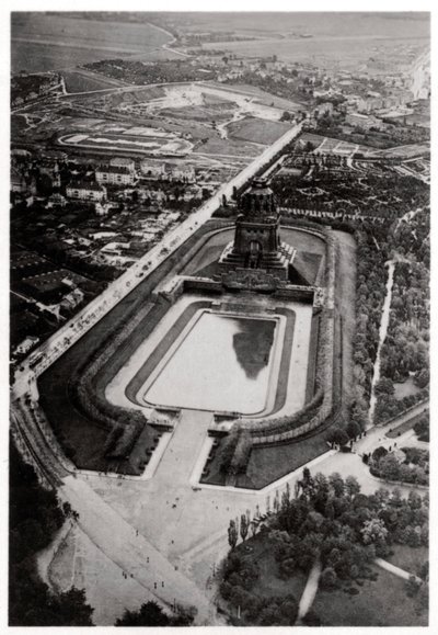 Widok z lotu ptaka na Volkerschlachtdenkmal, Lipsk, Niemcy, z Zeppelina, c1931 1933 autorstwa Unbekannt