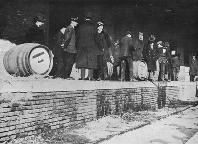 Po wypowiedzeniu wojny: Ucieczka niemieckiego piwa we włoskim sklepie celnym, 1915 autorstwa Unbekannt