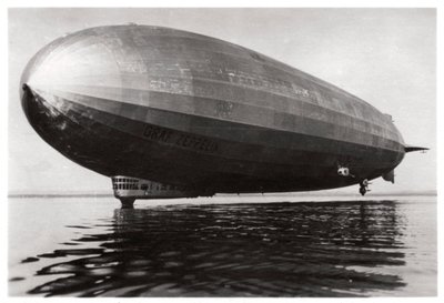 Sterowiec LZ127 Graf Zeppelin lądujący na Jeziorze Bodeńskim, Niemcy, 1933 autorstwa Unbekannt