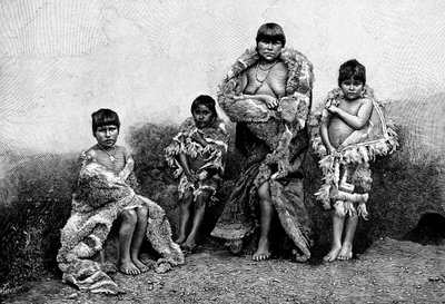 Alakaluf Fuegians, ubrani w skóry guanako, Chile, 1895 autorstwa Unbekannt