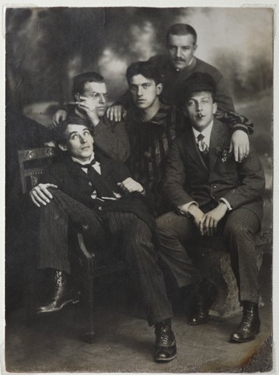 Alexey Kruchenykh, David Burlyuk, Vladimir Mayakovsky, Nikolai Burlyuk and Benedict Livshits, 1913. autorstwa Unbekannt