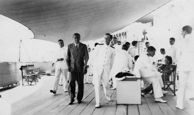 Amerykański aktor i reżyser filmowy Douglas Fairbanks, Sr na pokładzie HMS Malaya, Wenecja, Włochy 1938 autorstwa Unbekannt