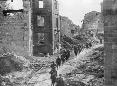 Amerykańscy żołnierze przechodzący przez ruiny Varennes, Meuse-Argonne Offensive, Francja, 1918 autorstwa Unbekannt