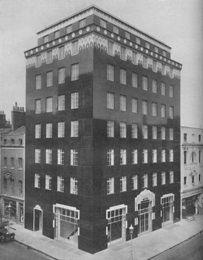 Całkowicie czarny budynek w Londynie złagodzony przez koronkowy kołnierz z bieli, c1935 autorstwa Unbekannt