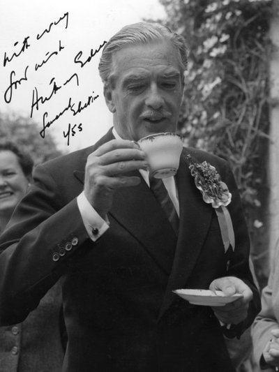 Anthony Eden, brytyjski konserwatywny polityk, pijący herbatę, 1955 autorstwa Unbekannt