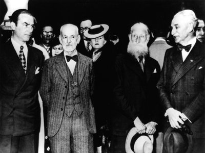 Arno Breker, niemiecki rzeźbiarz, z wizytą w Paryżu, maj 1942 autorstwa Unbekannt
