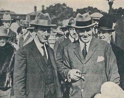 Przyjazd do Anglii. Kapitan Cecil Foster i jego starszy oficer Gravesend, sierpień 1923, 1936 autorstwa Unbekannt