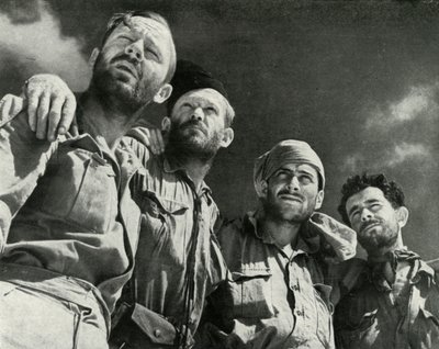 Gdy Niemcy zaatakowali Alamein, ci czterej mężczyźni weszli na linie brytyjskie, c 1942-1943, 1945 r autorstwa Unbekannt