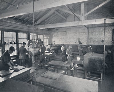 Przy pracy w odlewni. Wykonywanie form woskowych stron, 1917 autorstwa Unbekannt