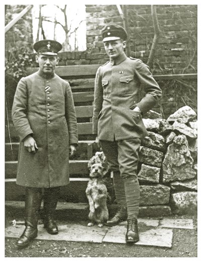 Żołnierze austriaccy lub włoscy z psem, luty 1918 (zdjęcie) autorstwa Unbekannt
