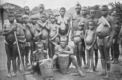 Grupa Bambute Pygmy z dwiema Wałękami, 1902 autorstwa Unbekannt