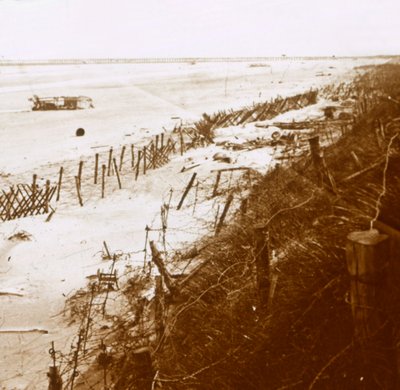 Bariery z drutu kolczastego na plaży, Nieuwpoort-Bad, Flandria, Belgia, c1914-c1918 autorstwa Unbekannt