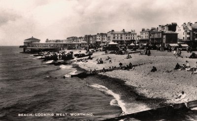 Plaża, patrząc na zachód, Worthing, Sussex, 1935 autorstwa Unbekannt