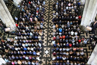 Zgromadzenie wierzących. Święcenia biskupie. Katedra w Amiens, Amiens, Francja autorstwa Unbekannt